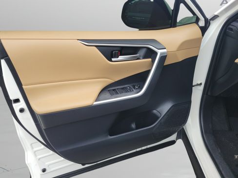 Used 2019 Toyota RAV4 XLE Premium FWD image 14
