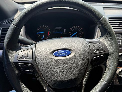 Used 2019 Ford Explorer XLT FWD image 25