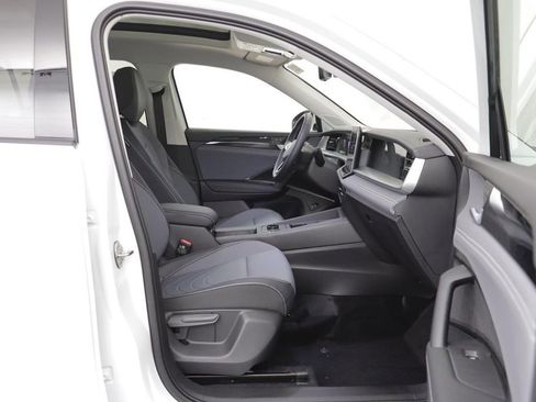 New 2026 Volkswagen Tiguan SE w/ Panoramic Sunroof Package image 19