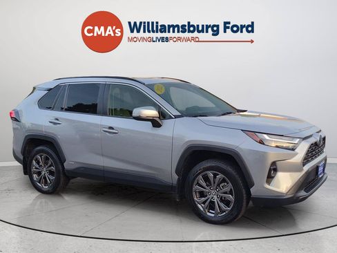 Used 2022 Toyota RAV4 XLE Premium AWD/4WD image 7