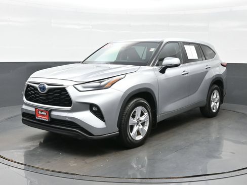 Used 2023 Toyota Highlander LE AWD/4WD image 2