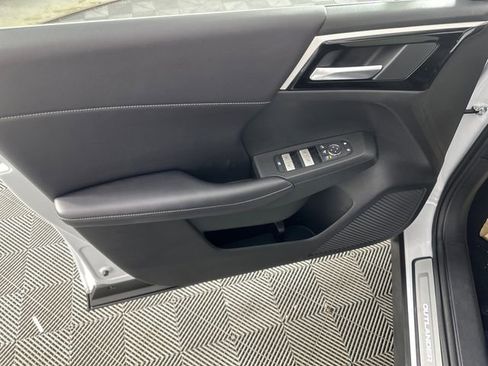 New 2025 Mitsubishi Outlander SE image 21