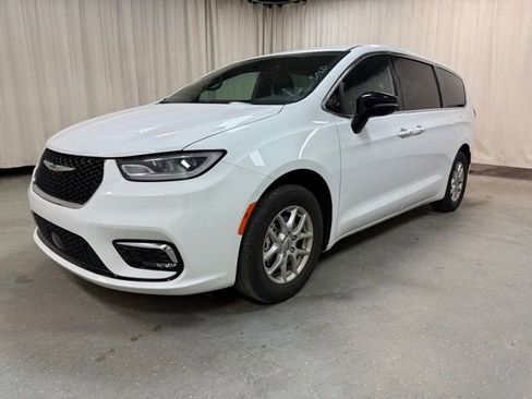 Used 2025 Chrysler Pacifica Select FWD image 11