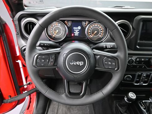 Used 2023 Jeep Gladiator Sport image 15