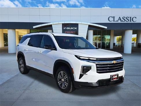 Used 2025 Chevrolet Traverse LT image 2