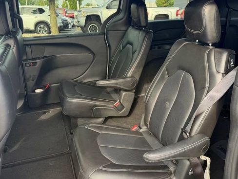 Used 2025 Chrysler Pacifica Select FWD image 8
