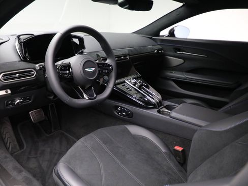 Used 2025 Aston Martin V8 Vantage Coupe image 14