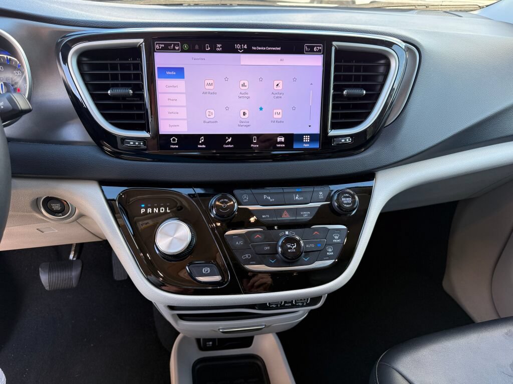 Used 2024 Chrysler Pacifica Touring-L FWD image 26