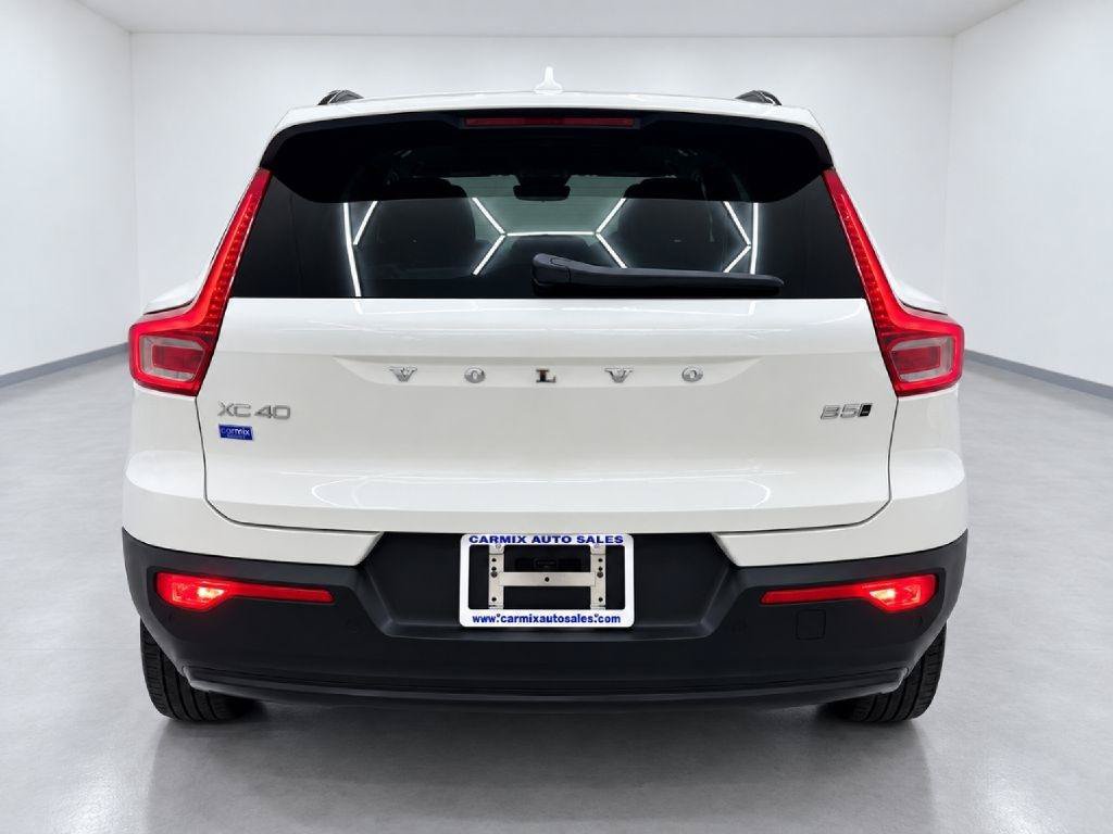 Used 2024 Volvo XC40 B5 Core w/ Climate Package AWD/4WD image 4