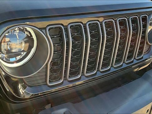 Certified 2024 Jeep Gladiator Sport image 24