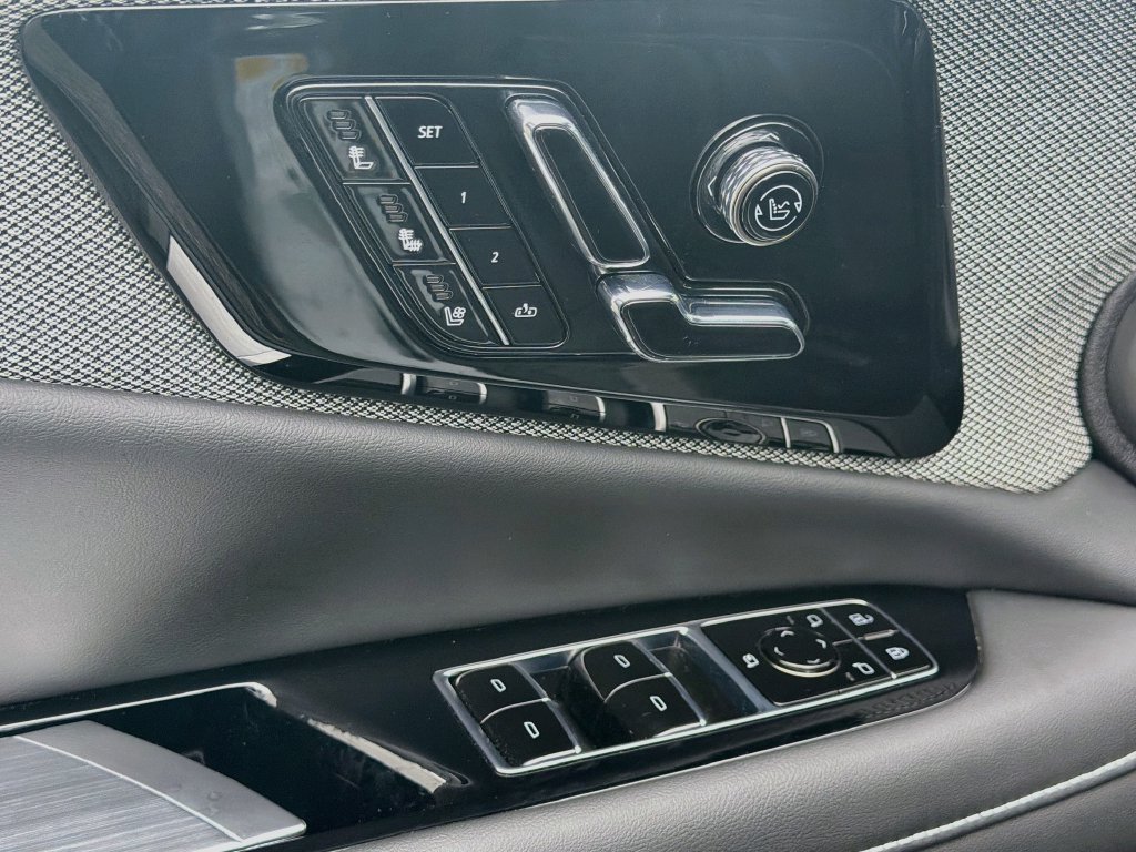 Certified 2025 Cadillac Optiq Luxury 2 AWD/4WD image 18