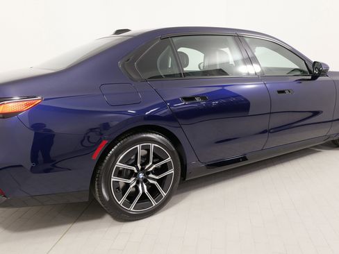 Used 2023 BMW 760i xDrive w/ Executive Package image 11