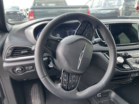 Used 2022 Chrysler Pacifica Touring-L w/ Uconnect Theater Family Group FWD image 6