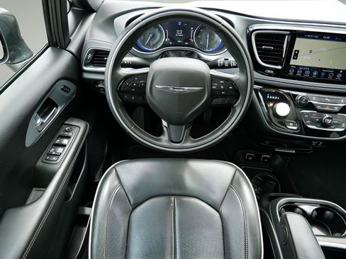 Used 2020 Chrysler Pacifica Limited w/ S Appearance Package FWD image 13