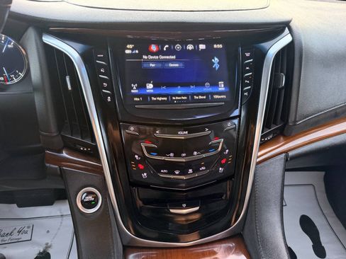 Used 2019 Cadillac Escalade ESV Luxury AWD/4WD image 39