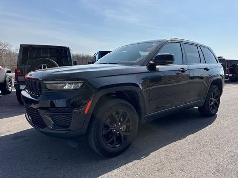 Used 2024 Jeep Grand Cherokee Altitude AWD/4WD image 8