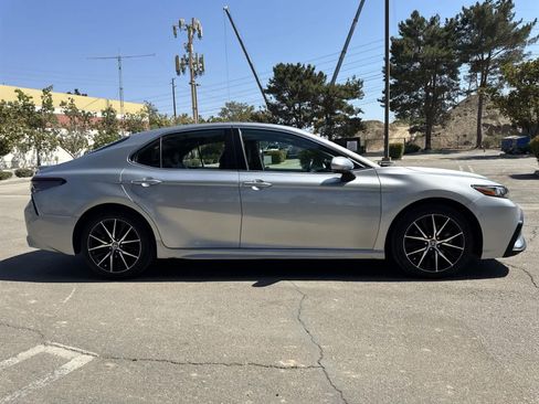 Used 2022 Toyota Camry SE image 3