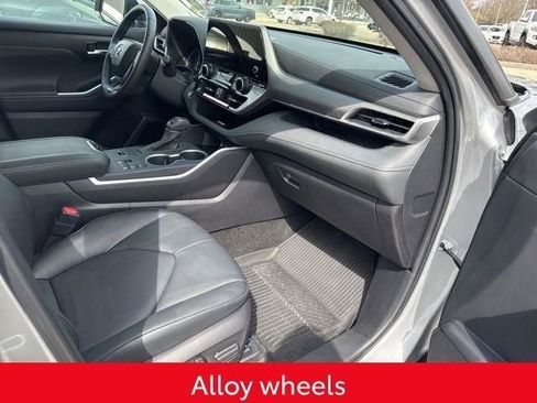 Used 2025 Toyota Highlander XLE image 29