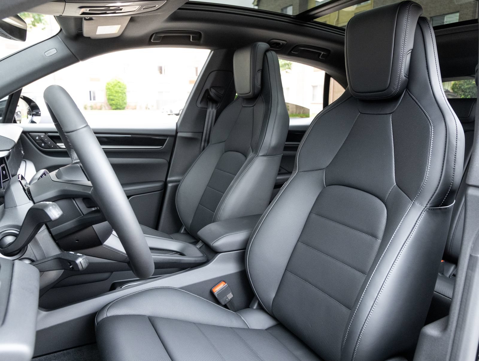 Certified 2026 Porsche Macan 4 Electric AWD/4WD image 5