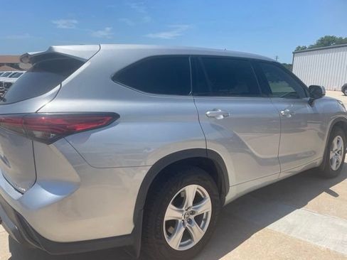 Used 2022 Toyota Highlander LE AWD/4WD image 7