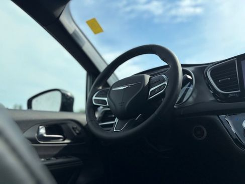 Used 2025 Chrysler Pacifica Select FWD image 40