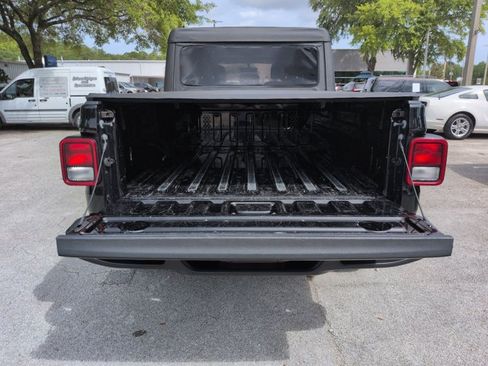 Used 2023 Jeep Gladiator Overland AWD/4WD image 6