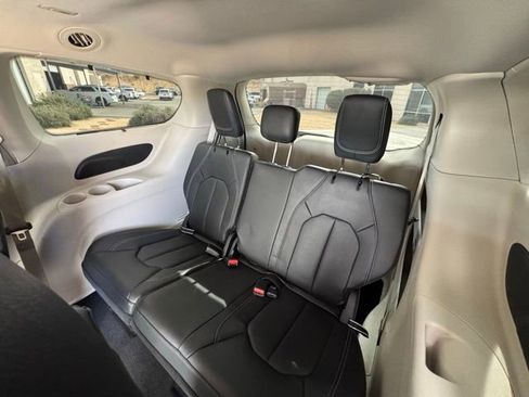 Used 2022 Chrysler Pacifica Touring-L image 28