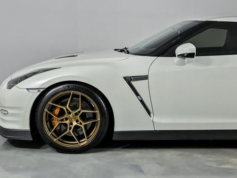 Used 2014 Nissan GT-R Premium w/ Premium Interior Package image 7