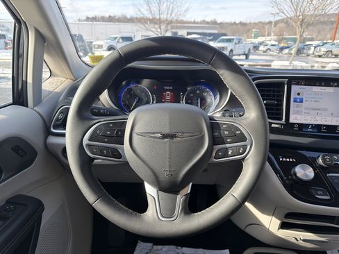 Used 2023 Chrysler Pacifica Touring-L image 14