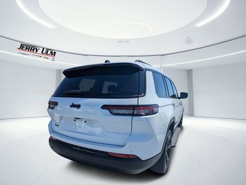 Used 2023 Jeep Grand Cherokee L Laredo image 3