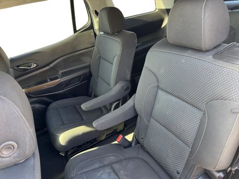 Used 2022 GMC Acadia SLE w/ Driver Convenience Package FWD image 16