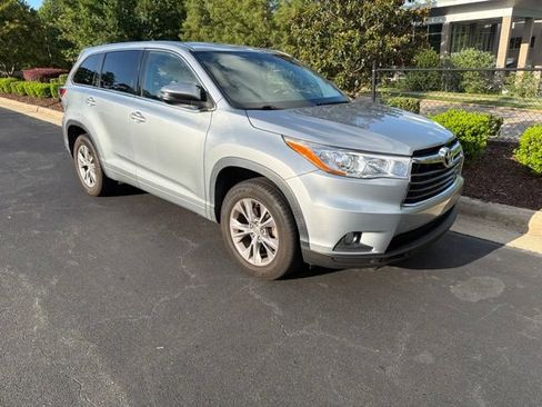 Used 2015 Toyota Highlander Plus FWD image 2