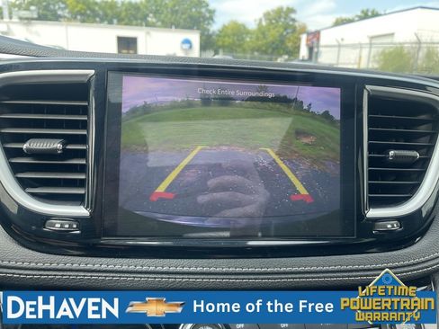 Used 2025 Chrysler Pacifica Limited FWD image 16