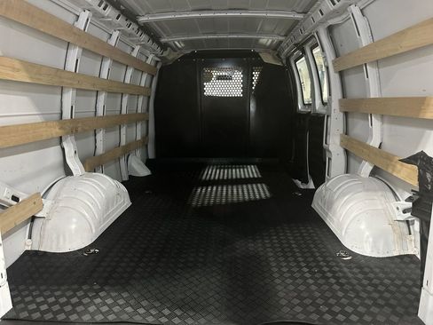 Used 2024 GMC Savana 2500 w/ Driver Convenience Package image 18