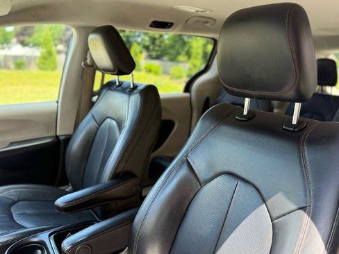 Used 2020 Chrysler Pacifica Touring-L FWD image 21
