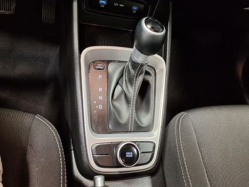 Used 2025 Hyundai Venue SEL FWD image 19