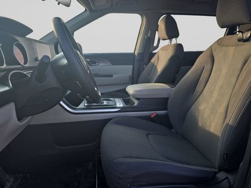 Certified 2022 Kia Carnival LX FWD image 3