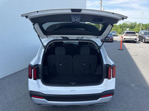 Used 2024 Kia Sorento LX image 10