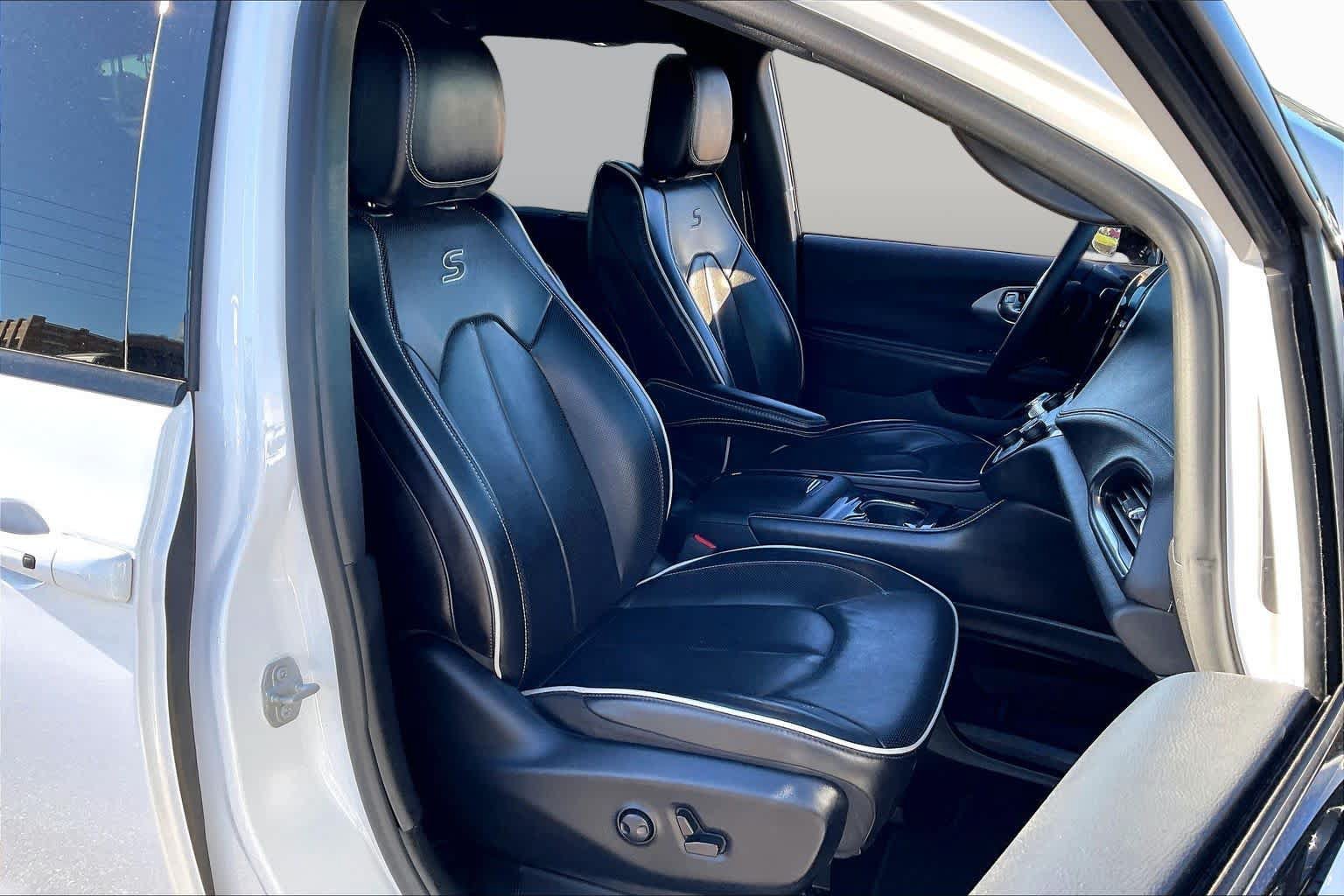 Used 2025 Chrysler Pacifica Limited FWD image 9