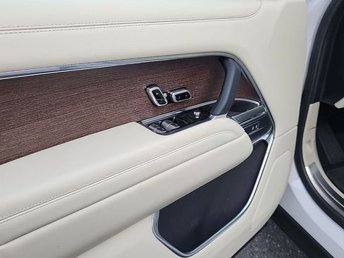 Used 2025 Land Rover Range Rover Long Wheelbase SE image 6