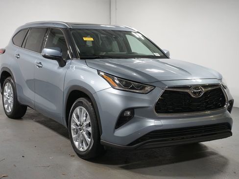 Used 2023 Toyota Highlander Limited image 3