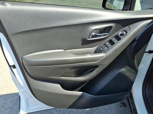 Used 2021 Chevrolet Trax LT w/ LT Convenience Package image 16