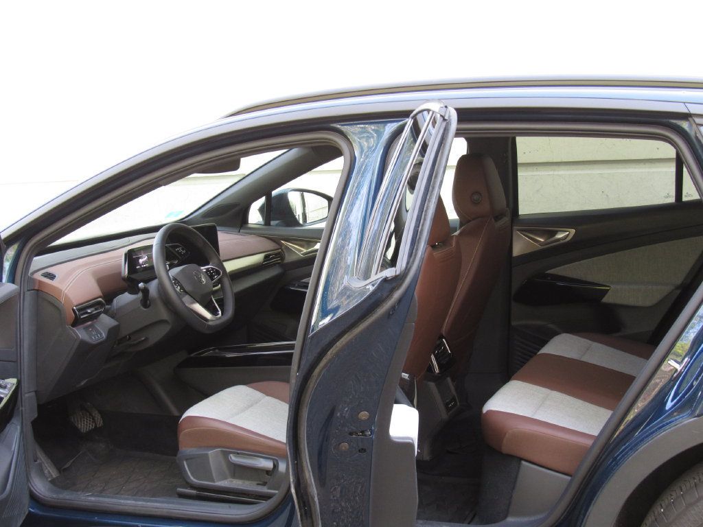 Used 2023 Volkswagen ID.4 Pro AWD/4WD image 12