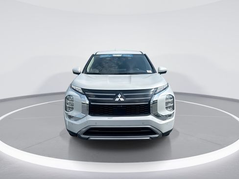Used 2025 Mitsubishi Outlander SE FWD image 3