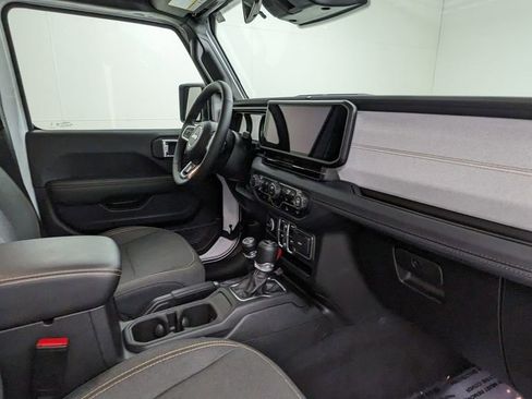 Used 2025 Jeep Wrangler Unlimited Sahara AWD/4WD image 37