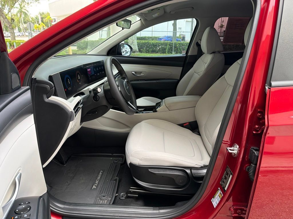 Used 2025 Hyundai Tucson SE FWD image 6