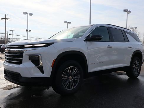 New 2026 Chevrolet Traverse LT w/ Driver Confidence Package AWD/4WD image 9