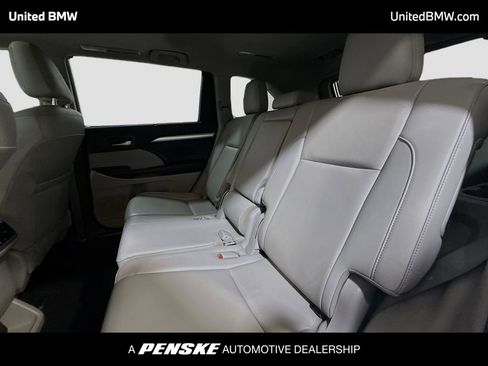Used 2019 Toyota Highlander XLE FWD image 13