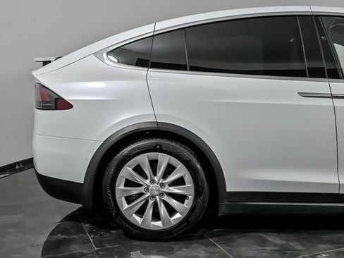 Used 2018 Tesla Model X 75D image 11