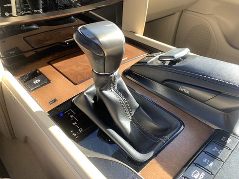 Used 2020 Lexus LX 570 4WD w/ 3rd Row & Luxury Pkg image 26